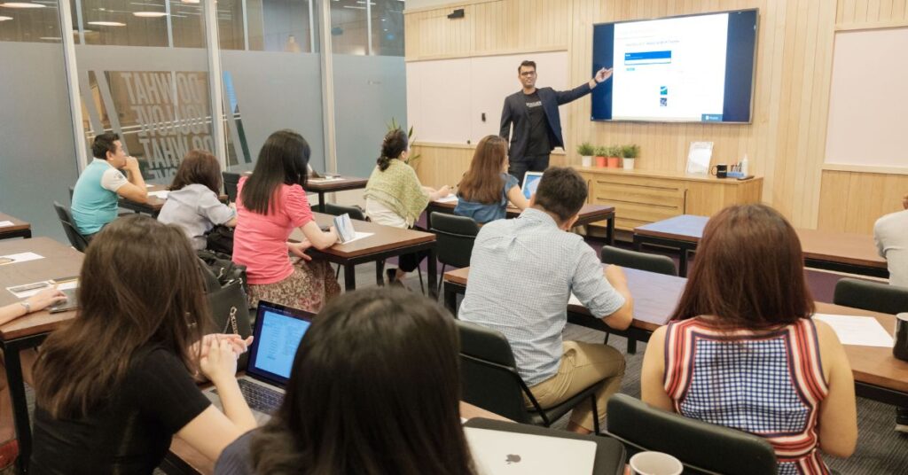 Razy Shah teaching an e-commerce class for Shopify merchants.